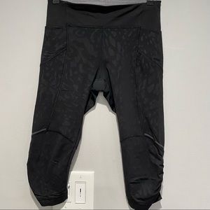 Lululemon Stash It Crop Capri Leggings Black Camo Size 6